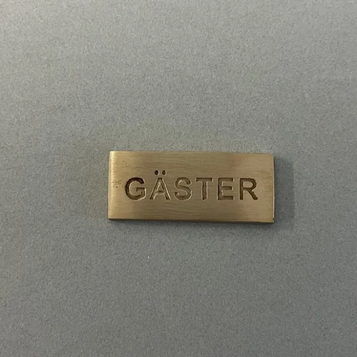 Gästskylt i borstad mässing
