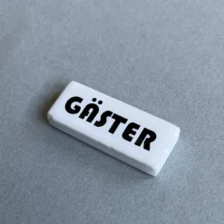 Gästskylt i porslin