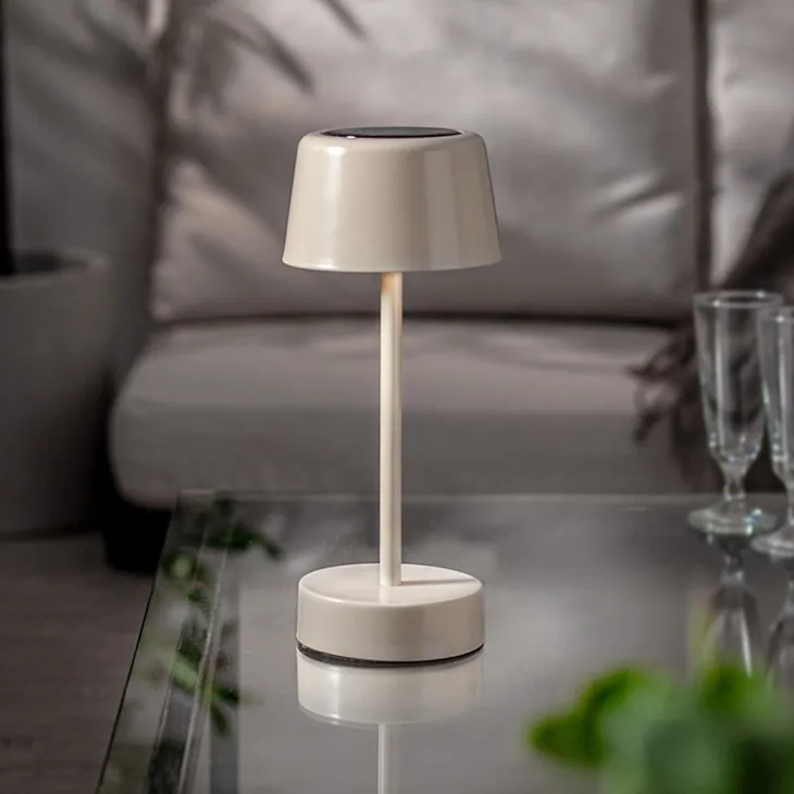 Liten solcellsladdad bordslampa