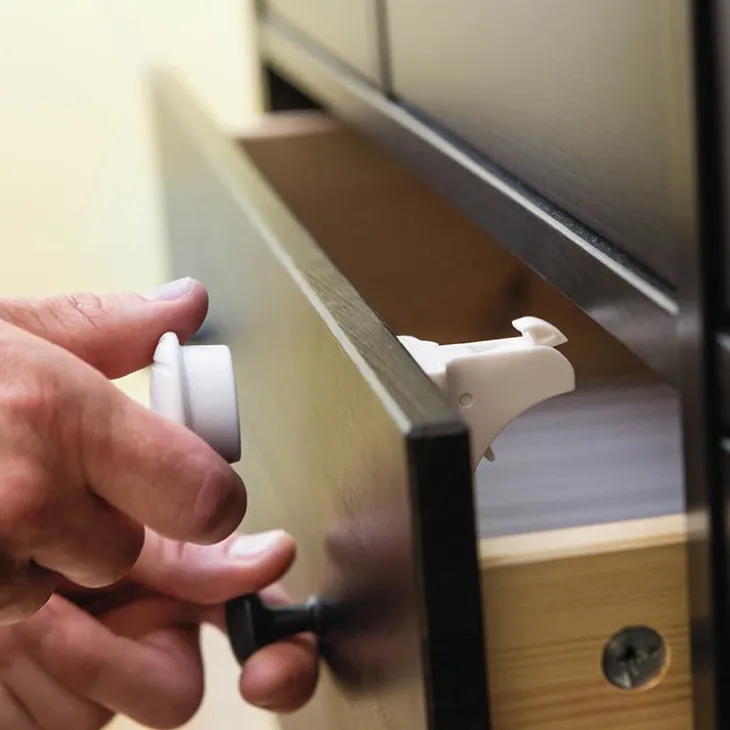 Magnetiskt barnlås för skåp och lådor
