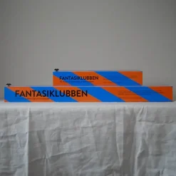 Presentpapper i box med skärklinga