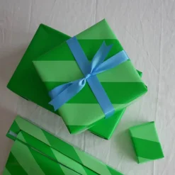 Presentpapper i box med skärklinga
