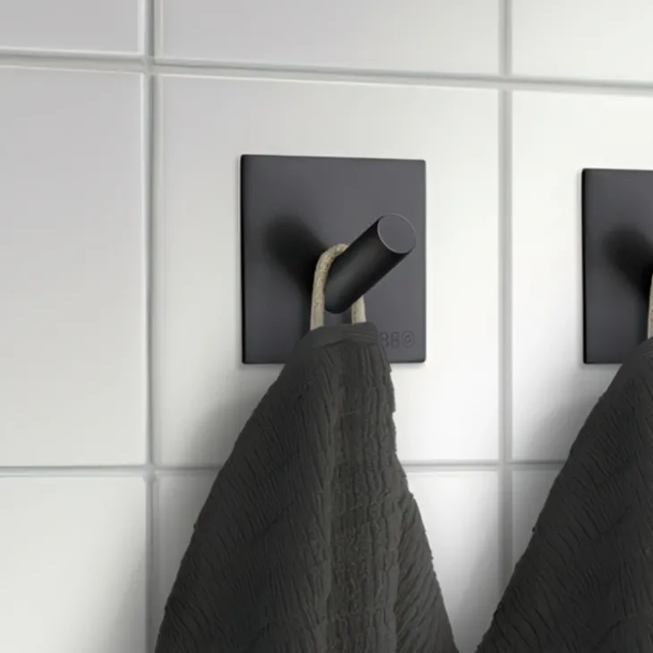 Självhäftande enkelkrok, Beslagsboden