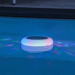 Solcellsladdad poollampa